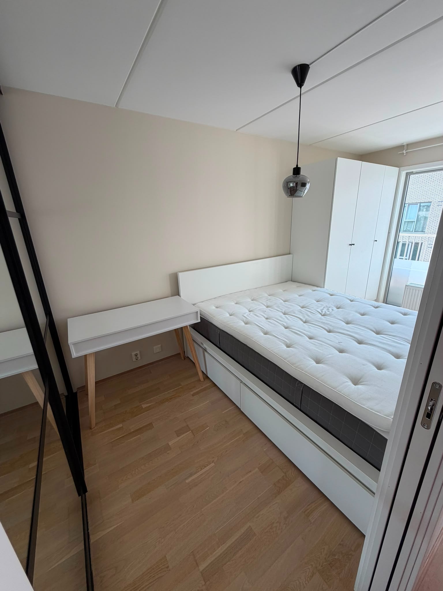 Stort soverom med IKEA garderobe og skap (seng følger ikke med)